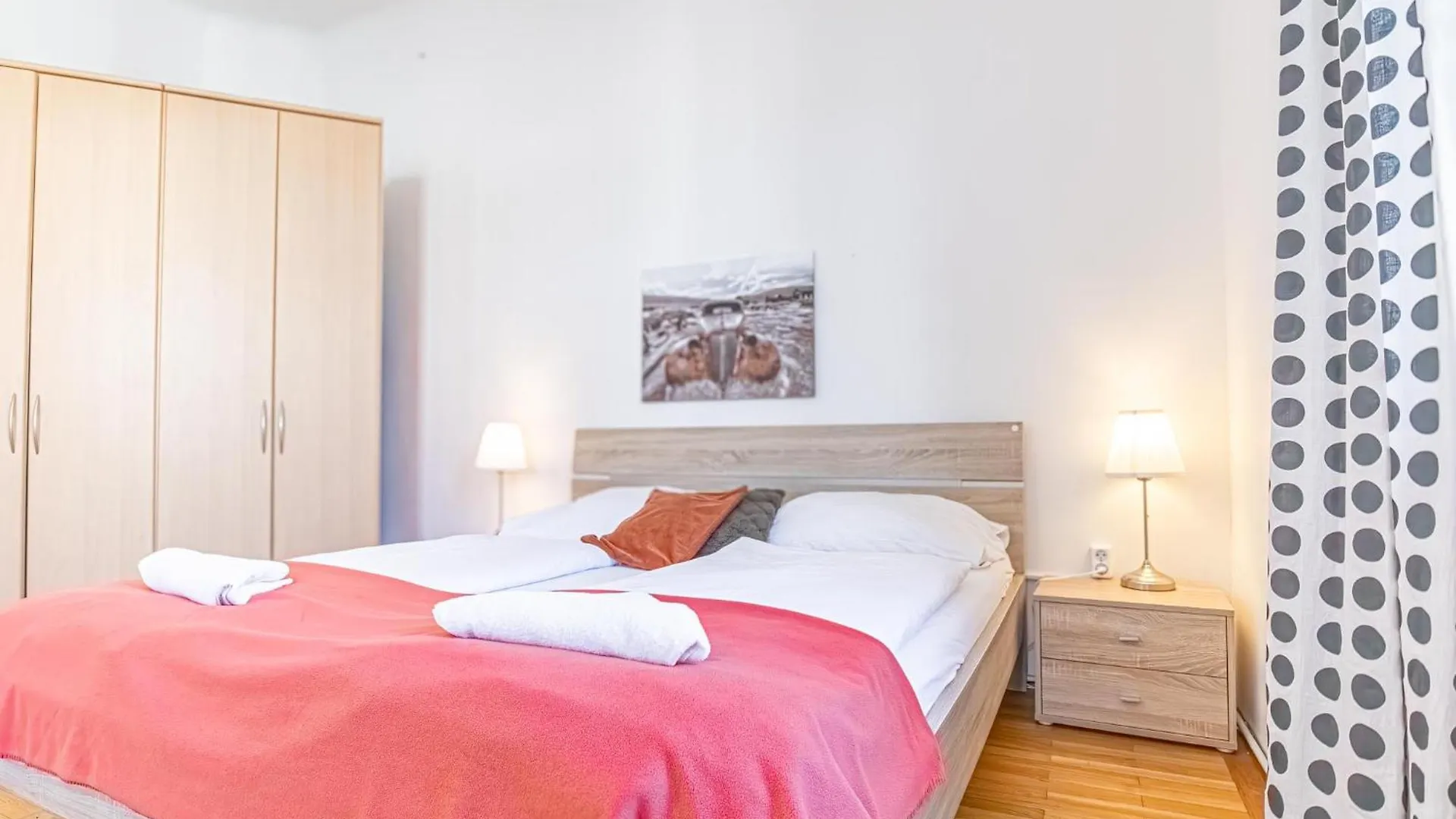 Simple Apartment Near Wiener Stadthalle Österrike